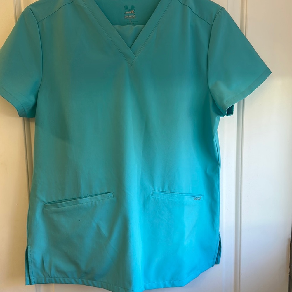 scrubs tiffany blue color in excellent condition
